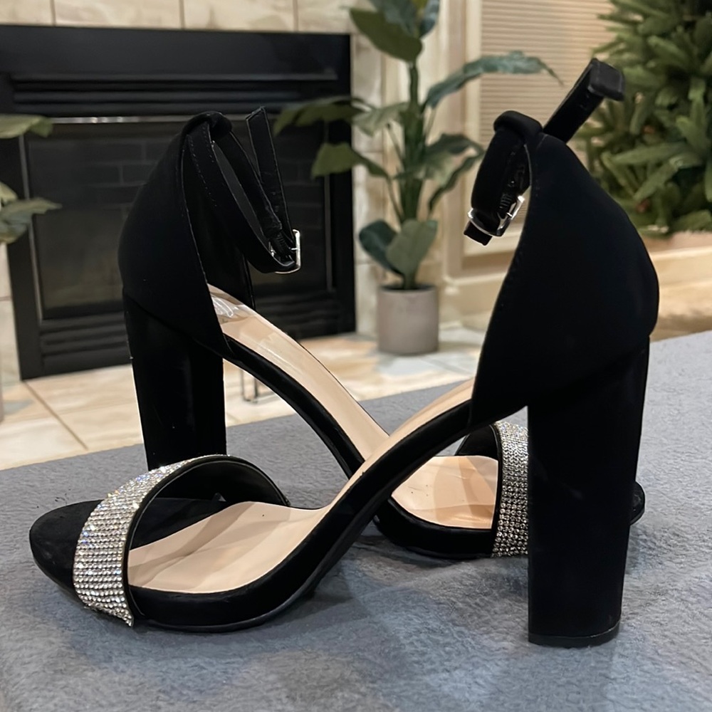 Black heel worn once size 9 from Miss Lola